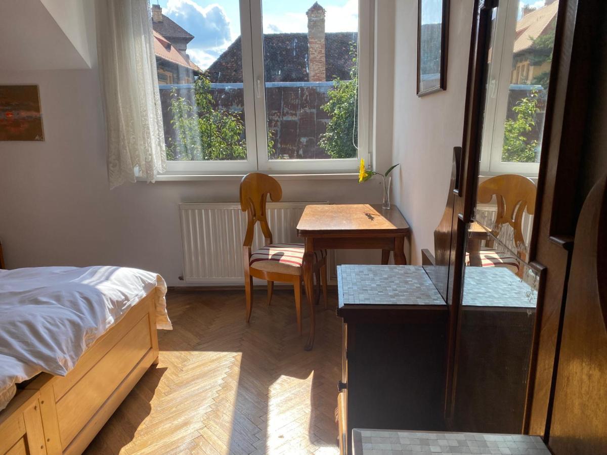 Rose'S Oldtown Apartment Brasov Ngoại thất bức ảnh