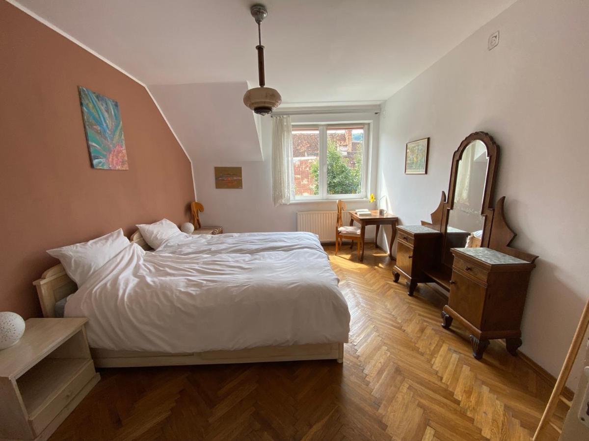 Rose'S Oldtown Apartment Brasov Ngoại thất bức ảnh