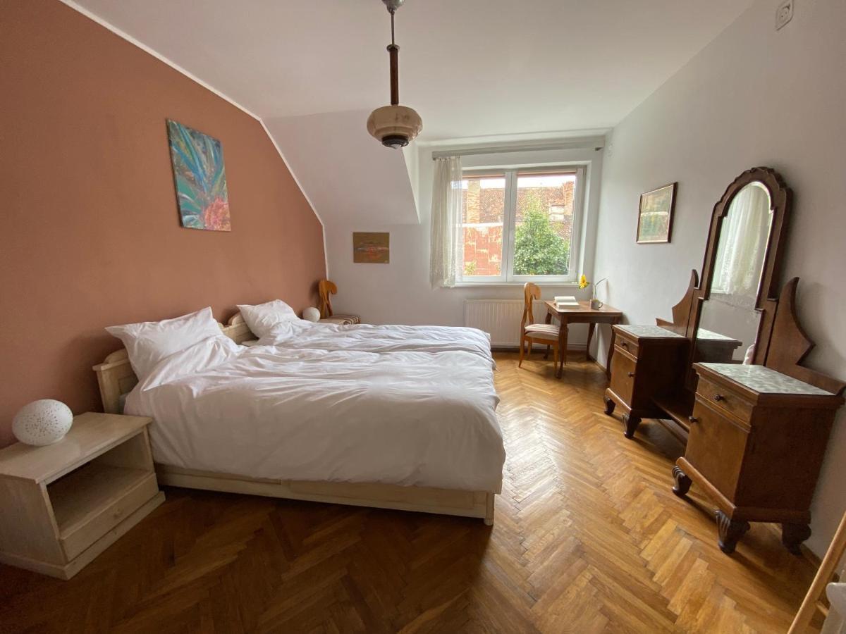 Rose'S Oldtown Apartment Brasov Ngoại thất bức ảnh