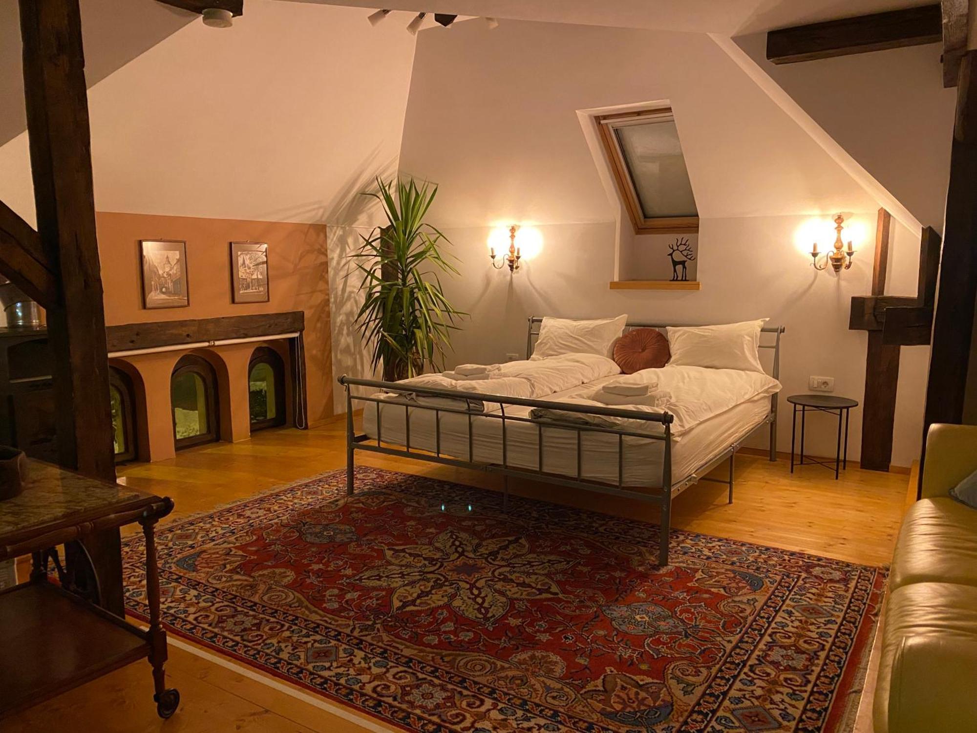 Rose'S Oldtown Apartment Brasov Ngoại thất bức ảnh