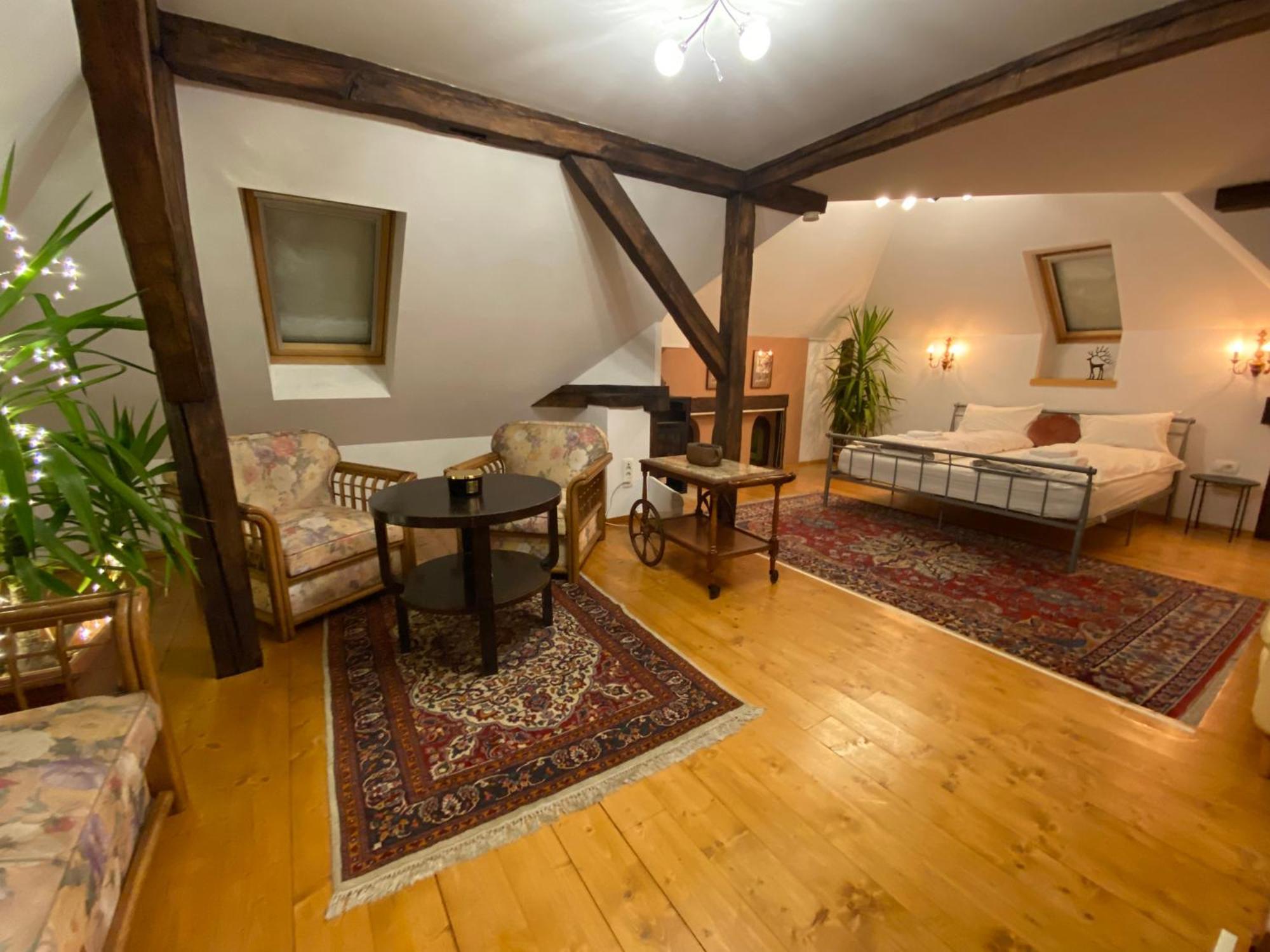 Rose'S Oldtown Apartment Brasov Ngoại thất bức ảnh